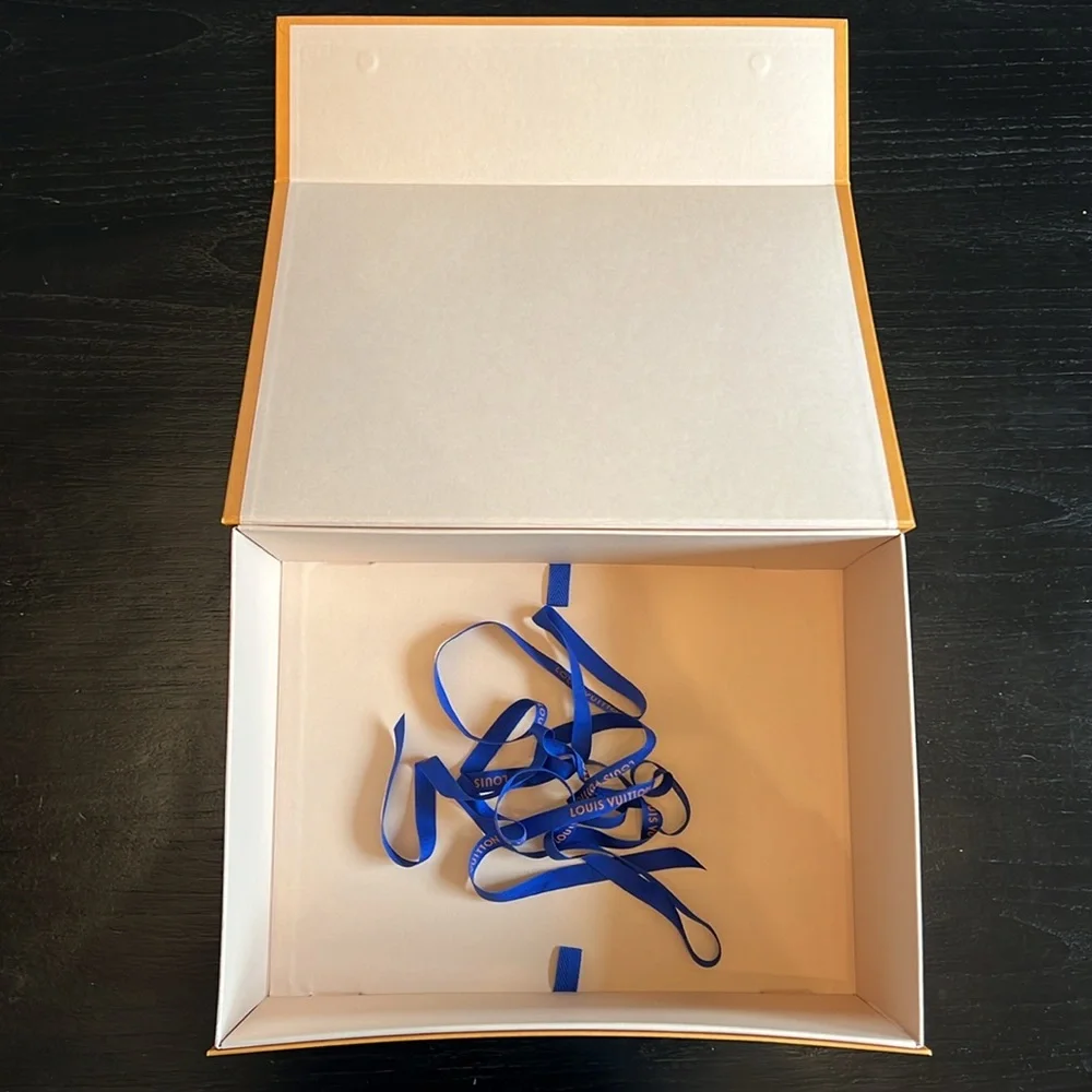 Louis Vuitton Box & Ribbon - Picture 5 of 6